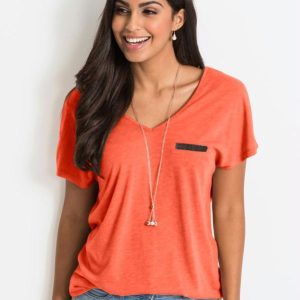 Blusa Básica com Fio Metalizado no Bolso Laranja
