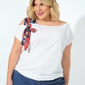 Blusa Branca com Decote Assimétrico Plus Size