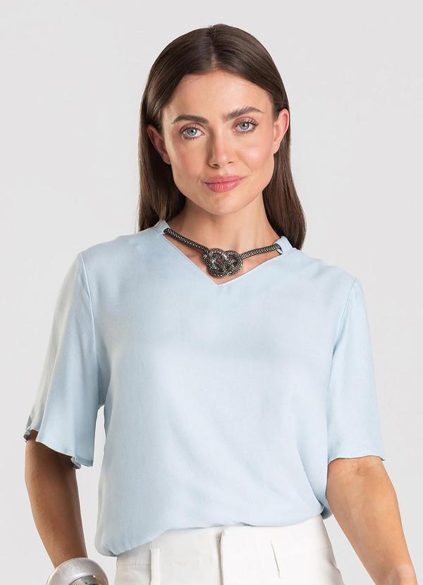 Blusa Feminina com Colar Azul