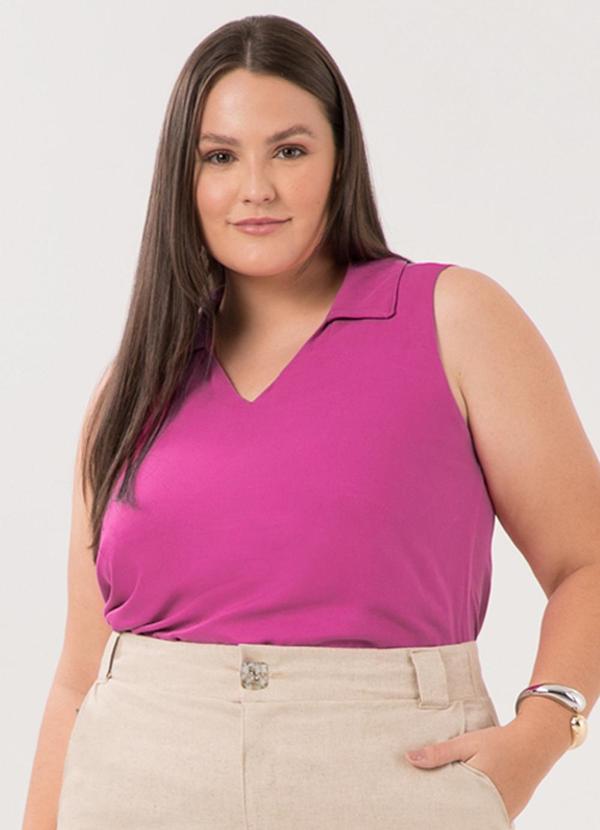 Blusa Plus Size com Decote em V e Gola Rosa