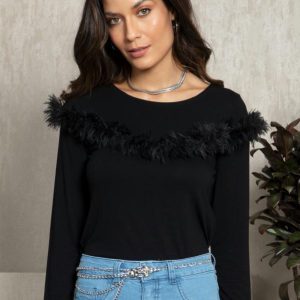 Blusa Preto com Detalhe em Plumas Frontal