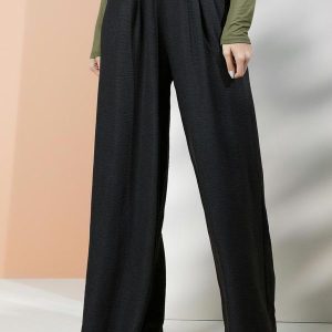 Calça Pantalona Preta com Pregas e Bolsos