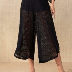 Calça Preta em Renda com Elástico na Cintura