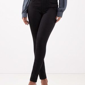 Calça Skinny em Sarja Amaciada de Preto