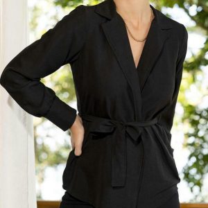 Casaco Preto em Crepe Plano com Faixa