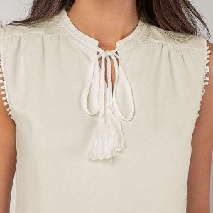 Regata Alfaiataria com Amarração e Detalhe de Pompons Bege