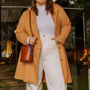 Sobretudo Xadrez Caramelo com Botões Plus Size