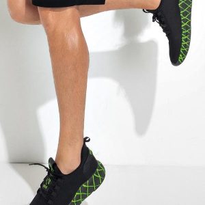 Tênis Esporte Preto com Verde em Tecido