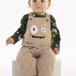 Conjunto Camiseta e Jardineira de Verde