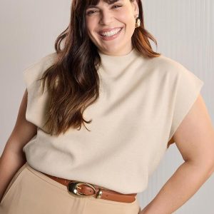 Blusa em Tricô com Mangas Curtas Plus Size Bege