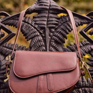 Bolsa com Aba Frontal e Alça Regulável Marrom