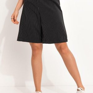 Short Listrado Preto e Branco Risca de Giz