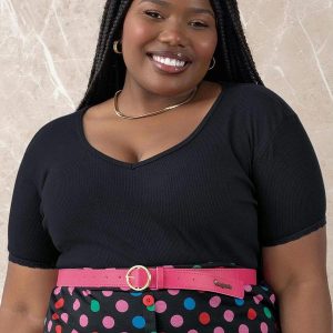 Blusa em Ribana e Renda Preta Plus Size
